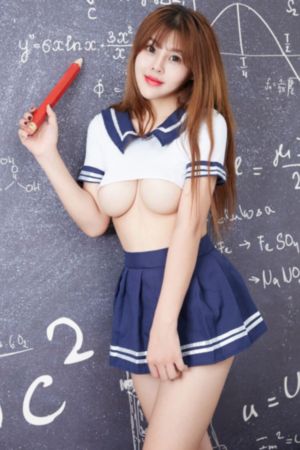 一男一女在家里撒狗粮还斗地主